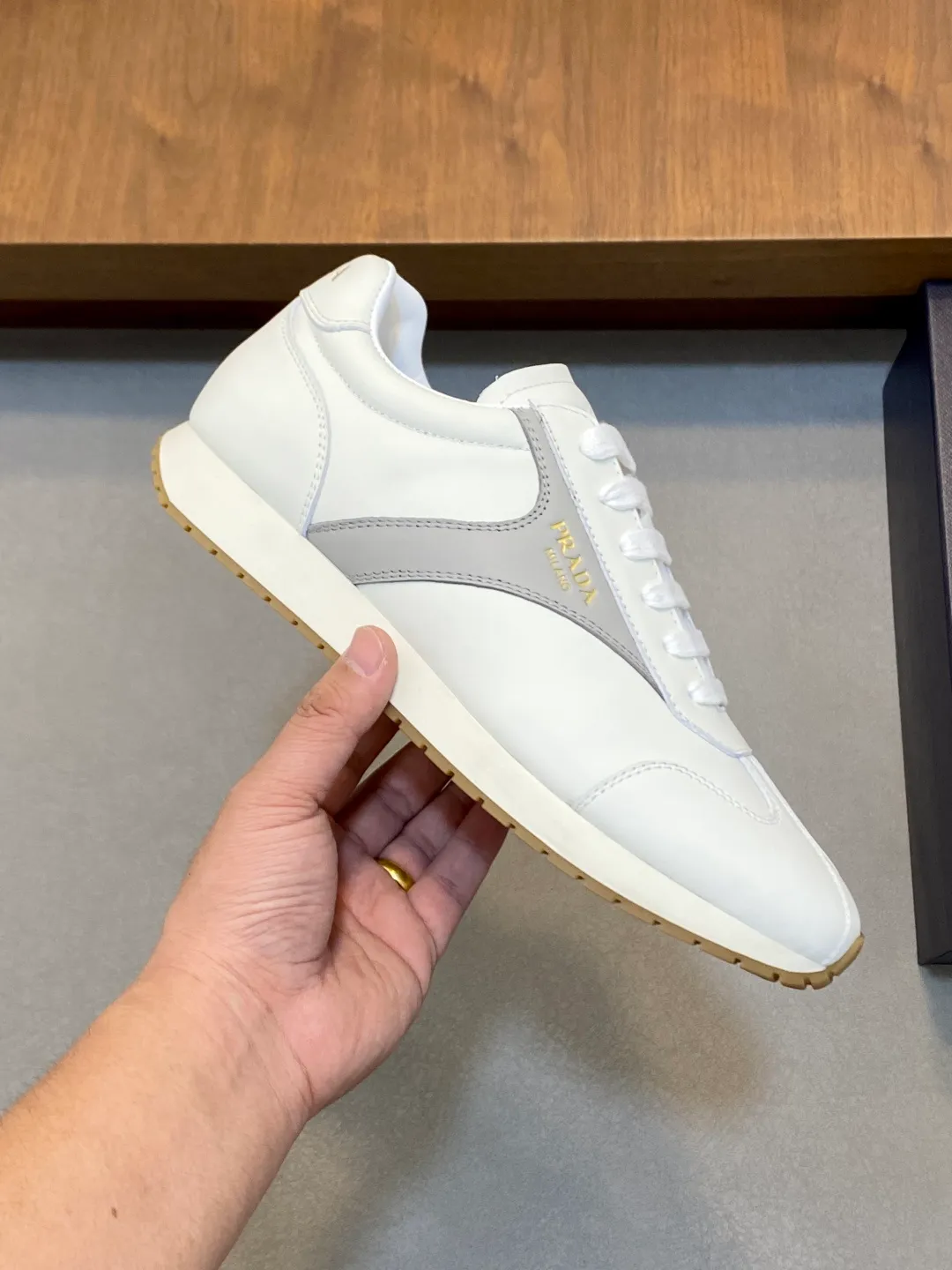 Men's shoes 💰740 Prada/Prada's new men's spliced ​​casual sports shoes. These sports shoes use exquisite stitching technology to outline a unique geometric texture, and contemporary lines and details reinterpret the classic sports style. The upper is made of ultra-official material, and the lining is full cowhide. It is lightweight, breathable, practical and versatile. The tongue is decorated with the Prada Milano logo, and the logo print is embellished with the laces. It is paired with a 2.5cm two-color rubber sole to create a comfortable wearing experience. Comes with full set of original packaging dust bag! Size: 39-40-41-42-43-44 (38, 45 customized) standard leather shoe size